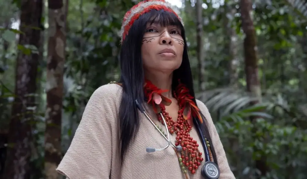 Indígena deixou Manaus, percorreu 4 mil quilômetros e passou nove anos na UFMG até se tornar a primeira médica do povo Kambeba; depois do diploma, voltou à Amazônia, iniciou rituais rigorosos para ser reconhecida também como pajé e agora precisa atravessar cerca de 40 aldeias para unir a Medicina ocidental aos conhecimentos ancestrais de seu povo