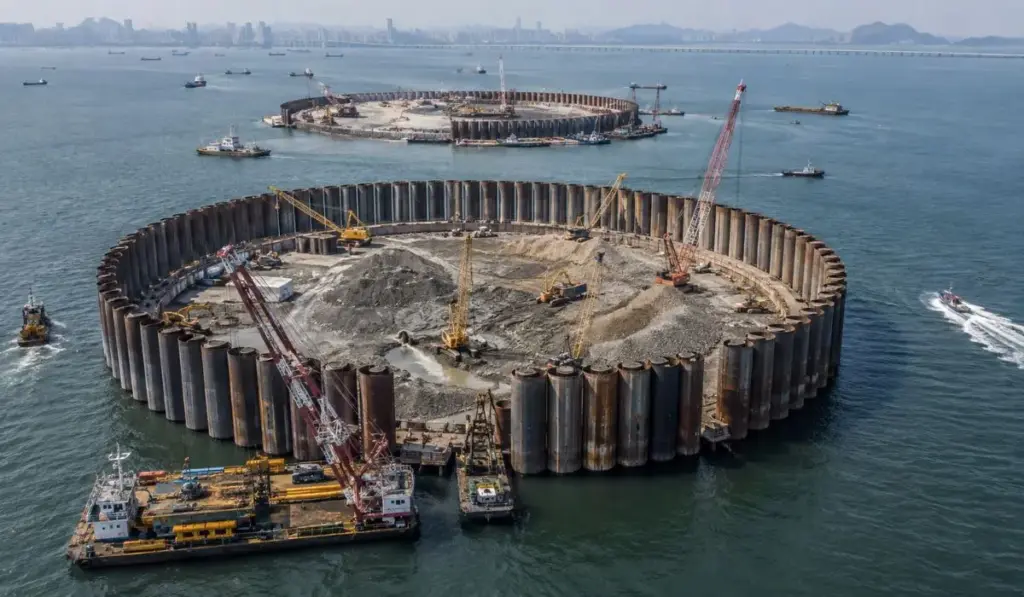 China crava no fundo do mar 120 cilindros de aço de 55 metros, tão altos quanto prédios de 18 andares e pesados como aviões gigantes, e usa o círculo metálico para erguer duas ilhas artificiais em cerca de seis meses China crava no fundo do mar 120 cilindros de aço de 55 metros, tão altos quanto prédios de 18 andares e pesados como aviões gigantes, e usa o círculo metálico para erguer duas ilhas artificiais em cerca de seis meses