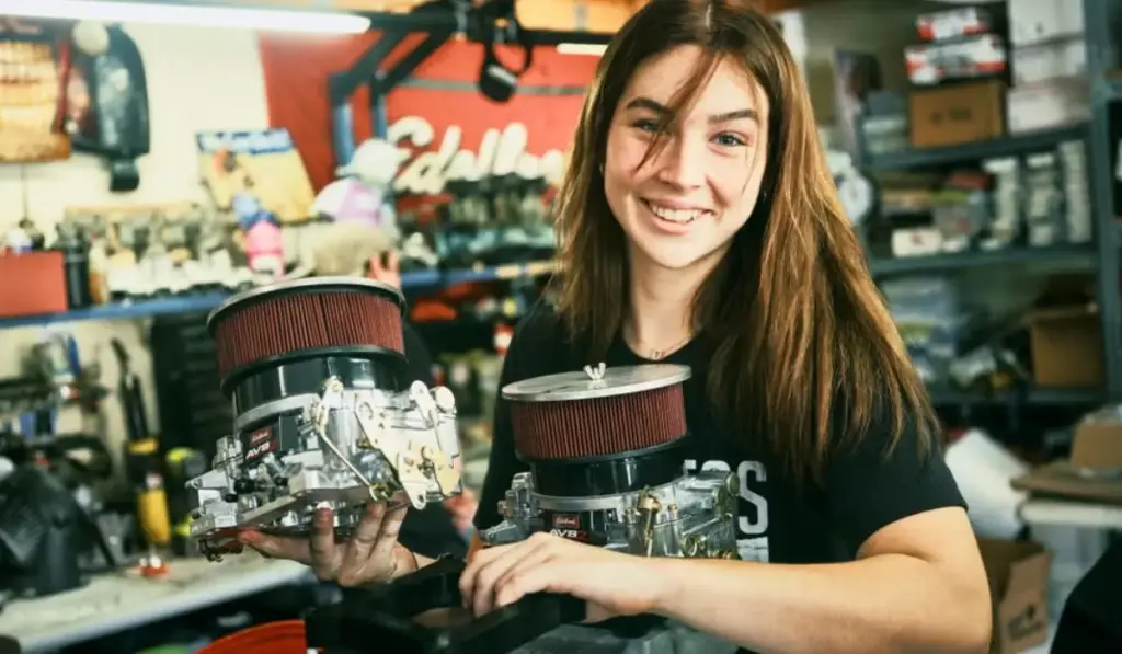 Adolescente só queria juntar dinheiro para comprar o primeiro carro, encontrou um carburador abandonado na garagem, aprendeu a desmontar e reconstruir a peça, chamou as amigas da escola e transformou a brincadeira em uma oficina que chegou a restaurar cerca de 750 carburadores por ano Adolescente só queria juntar dinheiro para comprar o primeiro carro, encontrou um carburador abandonado na garagem, aprendeu a desmontar e reconstruir a peça, chamou as amigas da escola e transformou a brincadeira em uma oficina que chegou a restaurar cerca de 750 carburadores por ano