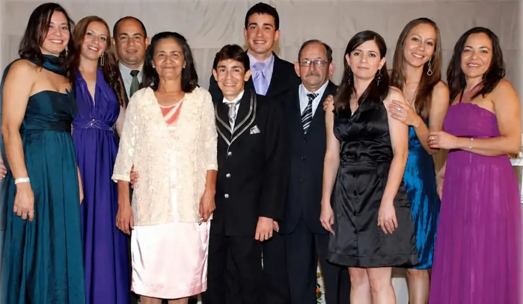 Depois de trabalhar na roça e se tornar gari, pai criou 8 filhos ao lado da esposa dona de casa, com pouco dinheiro e sem condições de pagar colégios particulares, mas os dois colocaram tudo o que podiam na educação dos filhos e viram todos os oito chegarem ao serviço público, com aprovações em tribunais, ministério e secretarias