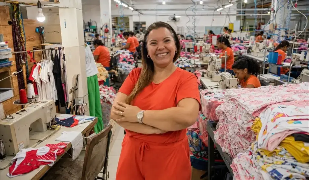 Depois de perder a mãe ainda criança, passar fome e trabalhar como doméstica em troca de comida, pernambucana comprou 1 kg de malha, fez 15 camisetas numa máquina de costura alugada e transformou aquele começo improvisado numa empresa que chegou a produzir cerca de 12 mil peças por mês