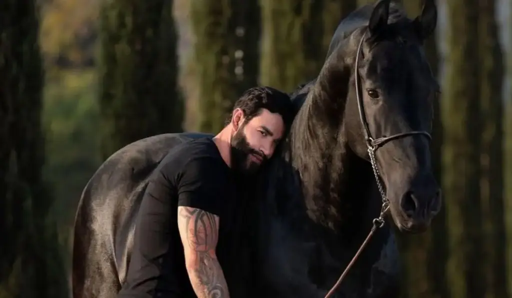 Aos 36 anos, depois de se tornar um dos maiores nomes da música sertaneja do Brasil, Gusttavo Lima transforma a paixão pelo campo em criação de cavalos milionários, vende uma égua de elite por mais de R$ 1 milhão e surpreende ao abrir mão de todo o valor para ajudar um hospital de tratamento contra o câncer em Goiás
