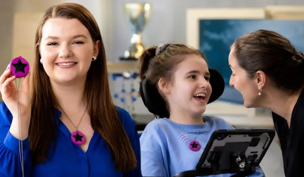 Ao perceber que as pessoas olhavam para a tela em vez do rosto de sua melhor amiga com paralisia cerebral, adolescente decide mudar isso, cria um colar Bluetooth que projeta a voz pelo peito e acaba transformando um incômodo de infância em tecnologia premiada na Austrália Ao perceber que as pessoas olhavam para a tela em vez do rosto de sua melhor amiga com paralisia cerebral, adolescente decide mudar isso, cria um colar Bluetooth que projeta a voz pelo peito e acaba transformando um incômodo de infância em tecnologia premiada na Austrália