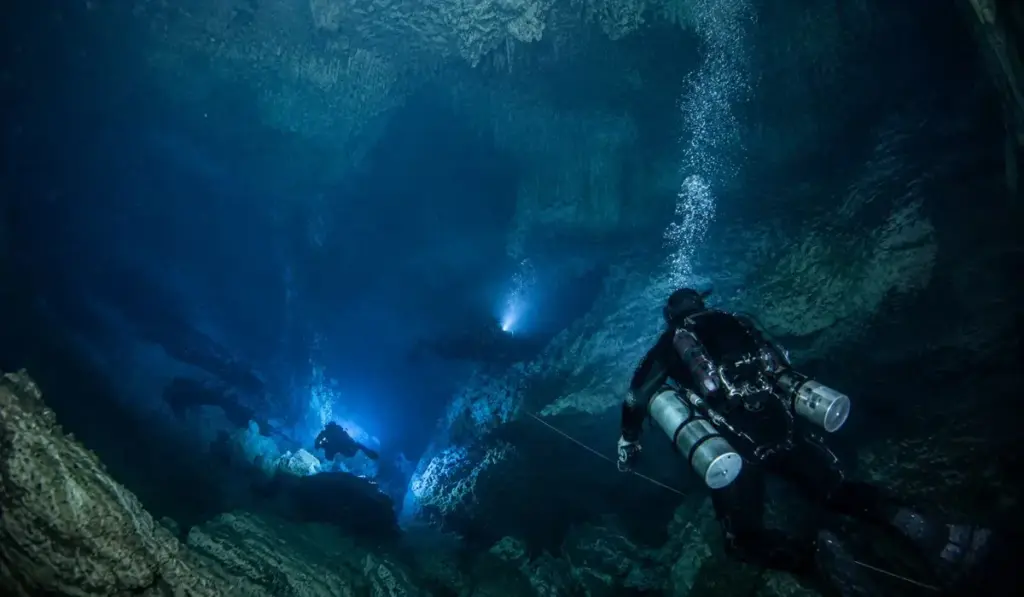 Pesquisadores mergulham por até 7 horas numa gigantesca caverna submersa de Mato Grosso, descem além de 130 metros e já mapeiam quase 2 km de galerias escondidas sob o Brasil enquanto novos canais continuam aparecendo no escuro