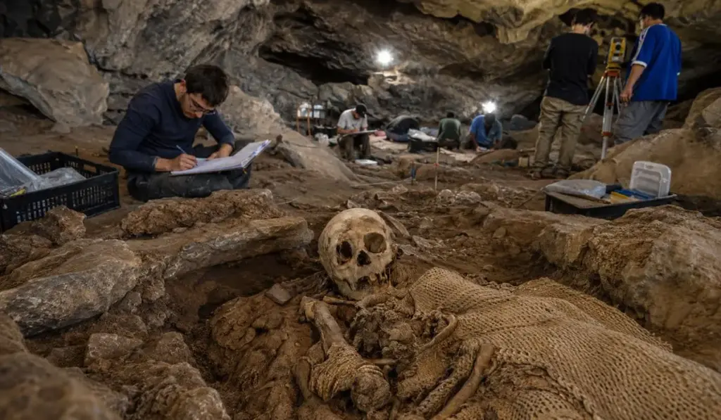 Brasil volta a escavar gruta abandonada por quase 40 anos e encontra um verdadeiro cemitério do passado em Minas, onde repousa a única múmia conhecida do país, uma menina preservada há cerca de 3.350 anos, além de vestígios de 78 indivíduos e mais de 300 partes de sepultamentos