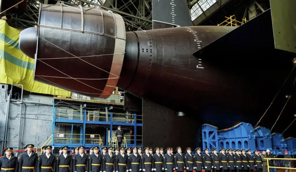 O “torpedo do juízo final” deixa de ser apenas ameaça no papel: Rússia coloca no mar submarino nuclear construído para carregar o Poseidon, arma autônoma de alcance gigantesco projetada para cruzar oceanos em segredo