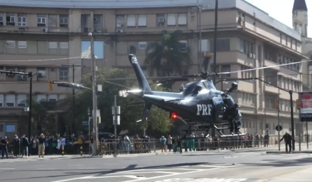 Helicóptero da PRF desce no meio de uma das avenidas mais movimentadas de Porto Alegre, fecha cruzamento, surpreende quem passava e mobiliza mais de 100 pessoas em simulação de resgate que levou “vítimas” de avião até hospitais