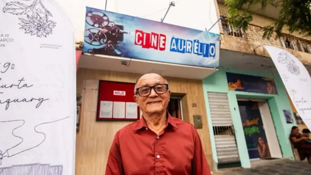 Pedreiro passa sete anos reconstruindo sozinho antigo cinema de Pernambuco, reabre a sala aos 71 anos e, aos 81, ainda chega às 6h para cuidar do prédio e projetar filmes
