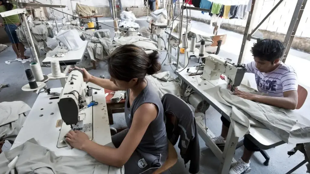 Oferta de aproximadamente R$ 5 mil para trabalhar em fábrica de São Paulo termina em denúncia após trabalhadores relatarem dois meses sem salário, jornadas até 22h, ambiente precário e falta de dinheiro até para despesas básicas