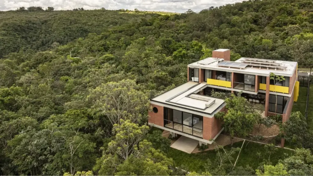 Casa brasileira de 512 m² foi desenhada ao redor de sete árvores do Cerrado, suspende parte da estrutura sobre pilares e entra entre as três vencedoras do Prêmio Obra do Ano 2026