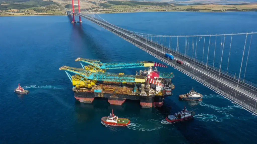 Navio capaz de erguer 14 mil toneladas encontra ponte de apenas 70 metros no caminho, precisa afundar parte da estrutura no mar e obriga Turquia a interromper tráfego nos dois sentidos