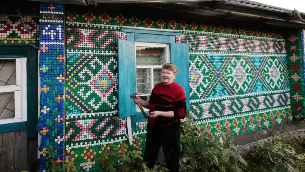 Aposentada passa anos guardando mais de 30 mil tampinhas plásticas, prende cada peça individualmente na madeira e transforma casa inteira em gigantesco mosaico colorido