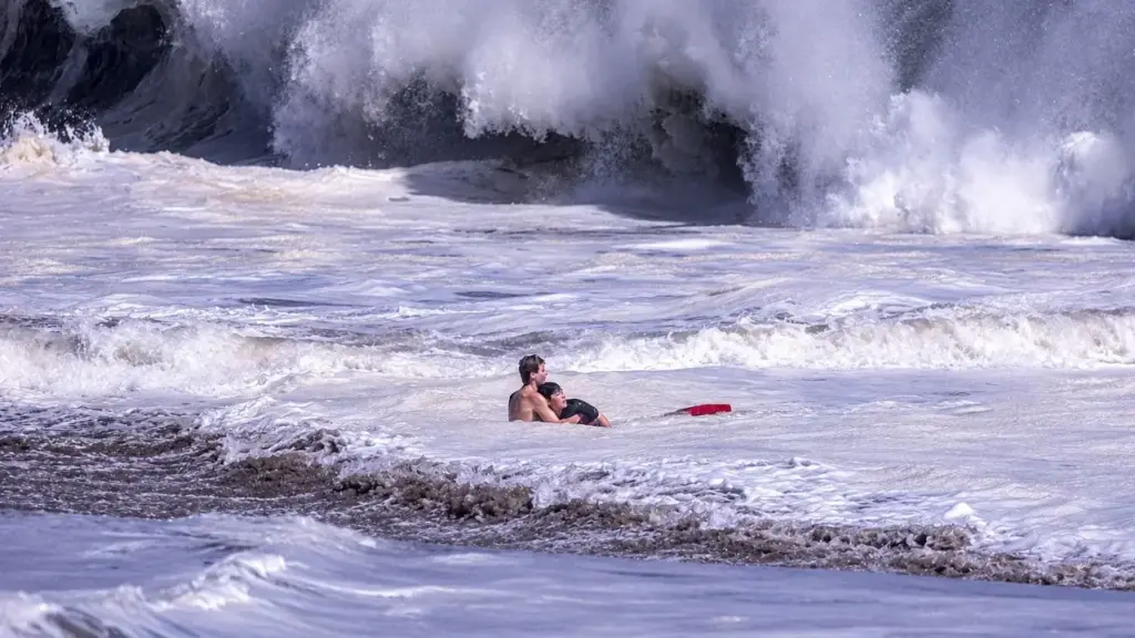 Aos 16 anos e em seu primeiro resgate como salva-vidas, adolescente entra em mar com ondas de quase 3 metros e não solta menino de 10 anos após criança desmaiar