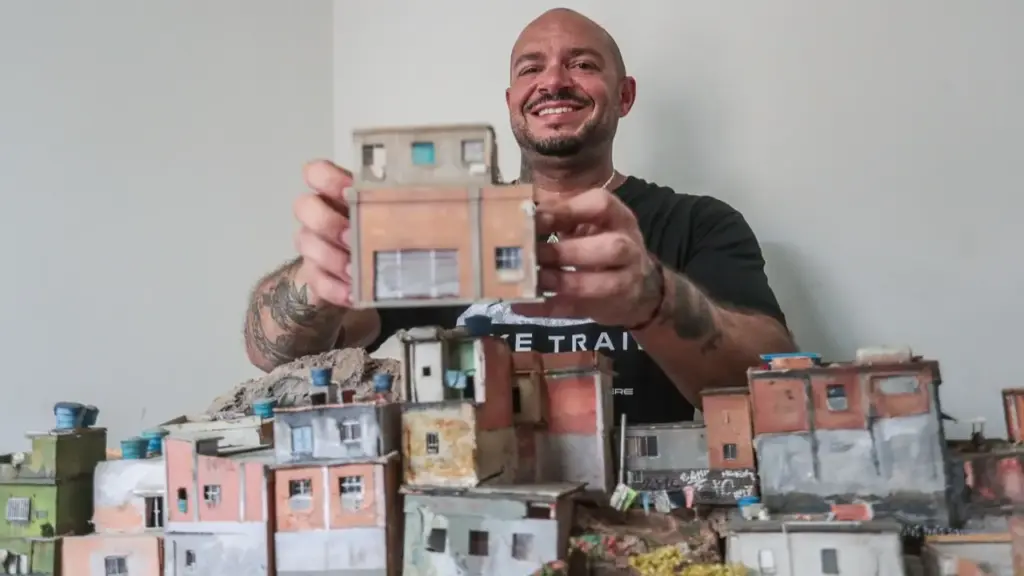 Artista mineiro transforma casas de favelas brasileiras em miniaturas tão detalhadas que cada obra pode levar até um ano para ficar pronta, usando fotos reais de morros de BH e do Complexo do Alemão