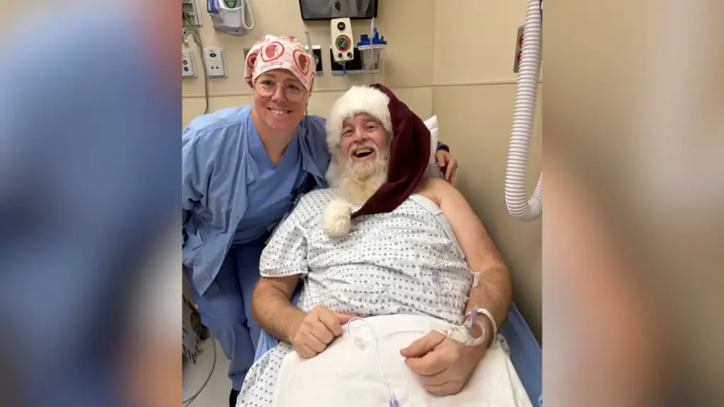 Foi impedido de doar, emagreceu mais de 18 kg e voltou decidido a não desistir: homem que interpreta Papai Noel consegue passar pela cirurgia e entrega um dos próprios rins anonimamente a uma pessoa que nunca havia encontrado antes