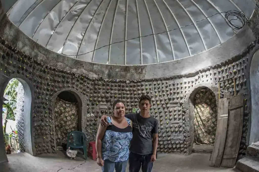 Doméstica e mãe solo de 3 filhos passa 5 anos enchendo 16 mil garrafas de areia e troca barraco de zinco por casa própria em formato de observatório em Matagalpa, na Nicarágua