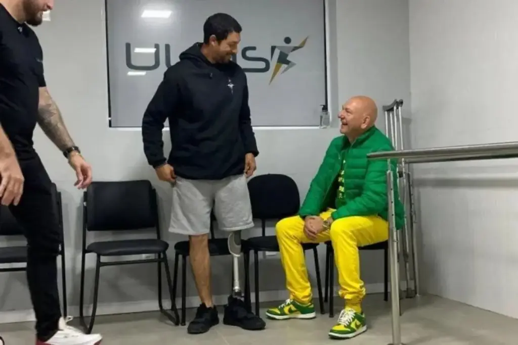 Dono da Havan entrega pessoalmente a prótese de R$ 80 mil ao pedreiro que trabalhava com uma perna só, faz surpresa numa consulta de rotina e ouve dele o sonho simples que vem primeiro: voltar a andar de mãos dadas com a esposa