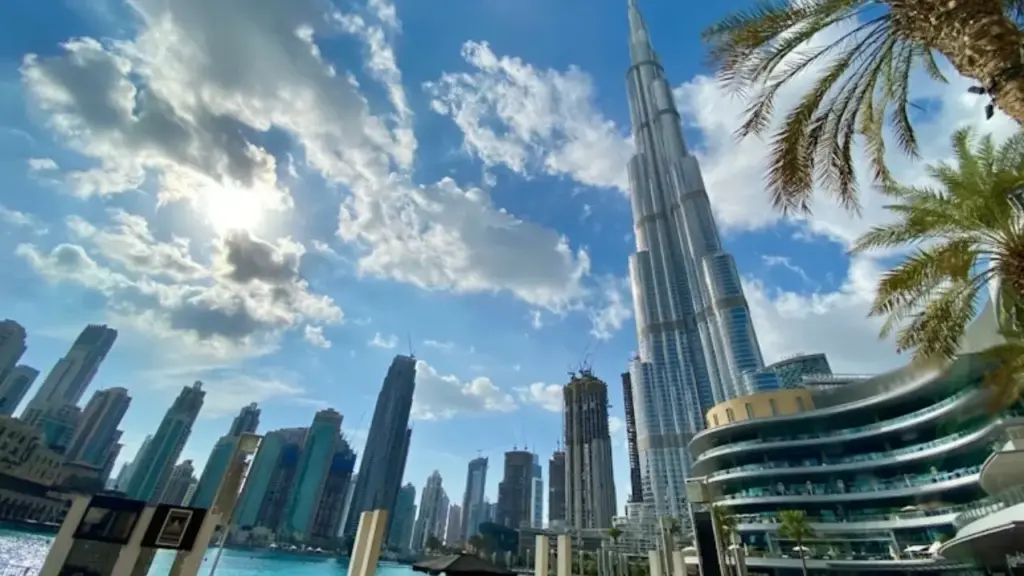 Dubai passou a oferecer até R$ 4,1 mil a moradores que levarem turistas ao emirado depois que ataques com mísseis atingiram hotéis de luxo, fecharam temporariamente o aeroporto e derrubaram a ocupação hoteleira de 80% para uma projeção de 10%, numa tentativa urgente de recuperar visitantes e reconstruir a imagem de destino seguro