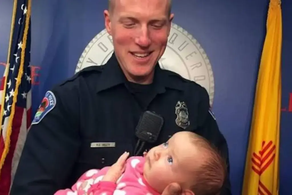 Durante uma abordagem, policial de Albuquerque encontra mulher grávida de 8 meses usando drogas em situação de rua, se oferece na hora para adotar o bebê, leva a menina para casa três semanas depois ao lado da esposa e dos quatro filhos e a batiza de Hope, mantendo a mãe biológica bem-vinda na família Durante uma abordagem, policial de Albuquerque encontra mulher grávida de 8 meses usando drogas em situação de rua, se oferece na hora para adotar o bebê, leva a menina para casa três semanas depois ao lado da esposa e dos quatro filhos e a batiza de Hope, mantendo a mãe biológica bem-vinda na família