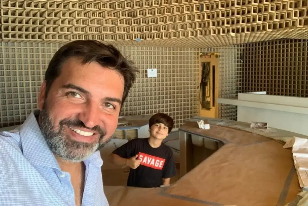Ele deixou o Brasil aos 18 anos para ser pedreiro na Espanha, recomeçou do zero nos Estados Unidos e hoje comanda uma construtora de milhões, na trajetória que virou vitrine do peso brasileiro na construção americana Ele deixou o Brasil aos 18 anos para ser pedreiro na Espanha, recomeçou do zero nos Estados Unidos e hoje comanda uma construtora de milhões, na trajetória que virou vitrine do peso brasileiro na construção americana