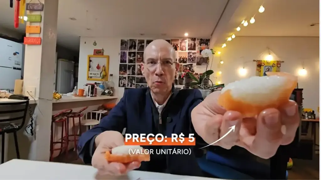 Ele desmontou dois sushis e achou a conta escondida do rodízio japonês: no barato o arroz pesa 20 gramas e o salmão 10, no caro é o contrário, e essa inversão de 10 gramas explica por que um restaurante cobra 85 reais e o outro 200 pela mesma promessa de comer à vontade Ele desmontou dois sushis e achou a conta escondida do rodízio japonês: no barato o arroz pesa 20 gramas e o salmão 10, no caro é o contrário, e essa inversão de 10 gramas explica por que um restaurante cobra 85 reais e o outro 200 pela mesma promessa de comer à vontade