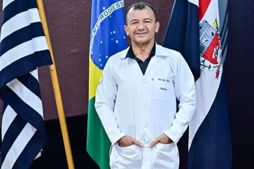 Ele carregava lata de algodão na lavoura aos 7 anos, dirigiu caminhão canavieiro, passou mais de três décadas num posto de Presidente Prudente até virar gerente geral e voltou a estudar cerca de 40 anos depois de terminar a escola; aos 58, entrou no curso de Medicina da Unoeste, a mesma faculdade onde a filha dele já tinha se formado médica Ele carregava lata de algodão na lavoura aos 7 anos, dirigiu caminhão canavieiro, passou mais de três décadas num posto de Presidente Prudente até virar gerente geral e voltou a estudar cerca de 40 anos depois de terminar a escola; aos 58, entrou no curso de Medicina da Unoeste, a mesma faculdade onde a filha dele já tinha se formado médica