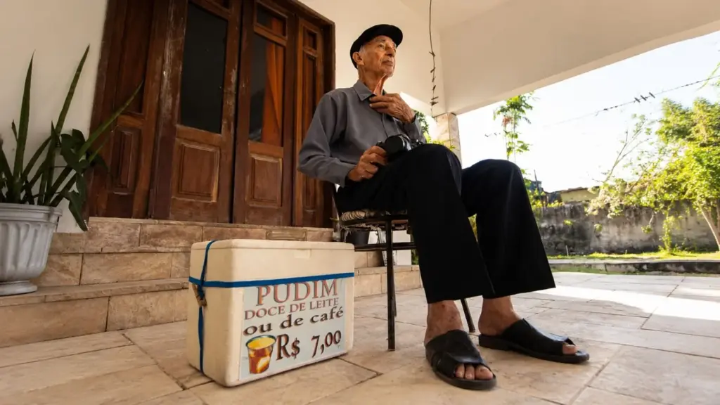 Ele vendia pudins aos 85 anos para pagar exames e remédios, mas uma corrente de solidariedade reuniu o dinheiro necessário, aproximou médicos particulares dispostos a atendê-lo gratuitamente e agora abriu uma nova etapa antes da definição do tratamento mais seguro