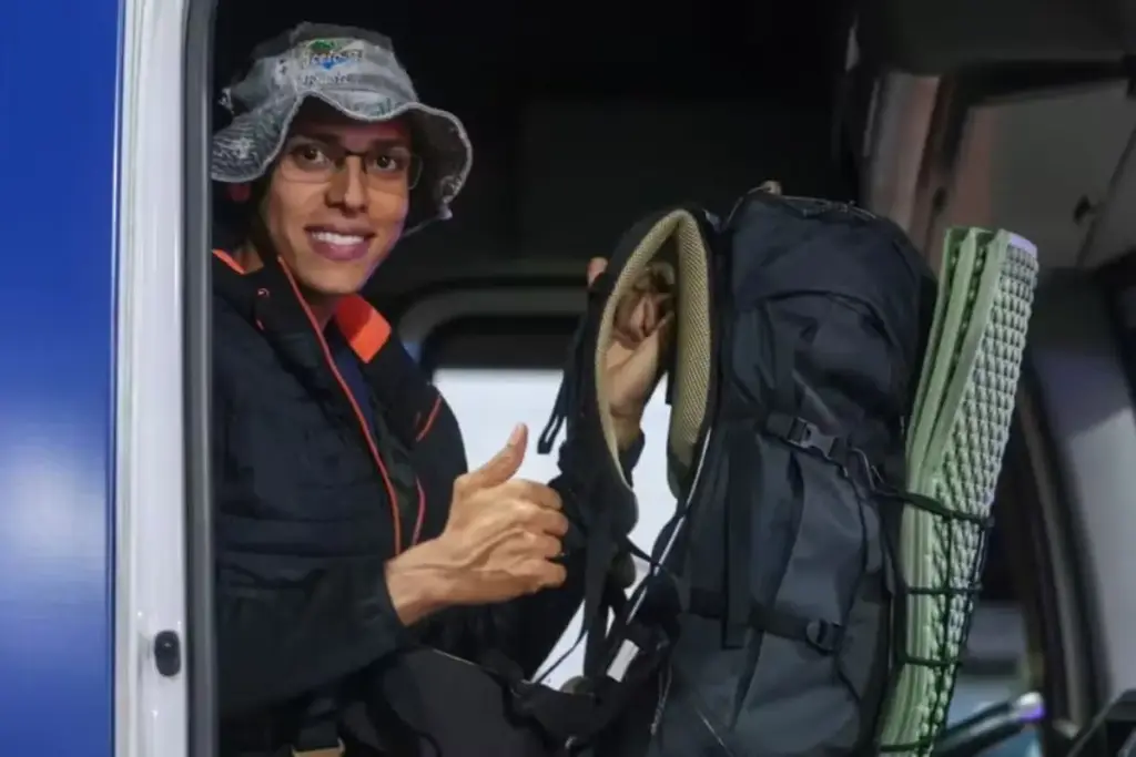 Eletricista de 23 anos pega carona em comboio de 14 caminhões e cruza 1.200 km em 36 horas, de Praia Grande a Porto Alegre, para trabalhar de graça nos resgates da enchente “queria fazer algo” Eletricista de 23 anos pega carona em comboio de 14 caminhões e cruza 1.200 km em 36 horas, de Praia Grande a Porto Alegre, para trabalhar de graça nos resgates da enchente “queria fazer algo”