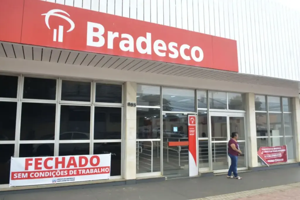 Em um único ano, Bradesco fecha 324 agências, elimina 2.448 postos de trabalho, emenda dez trimestres seguidos de lucro em alta e embolsa R$ 13,8 bilhões apenas no primeiro semestre, enquanto nega manter demissões em massa, aponta levantamento do sindicato Em um único ano, Bradesco fecha 324 agências, elimina 2.448 postos de trabalho, emenda dez trimestres seguidos de lucro em alta e embolsa R$ 13,8 bilhões apenas no primeiro semestre, enquanto nega manter demissões em massa, aponta levantamento do sindicato