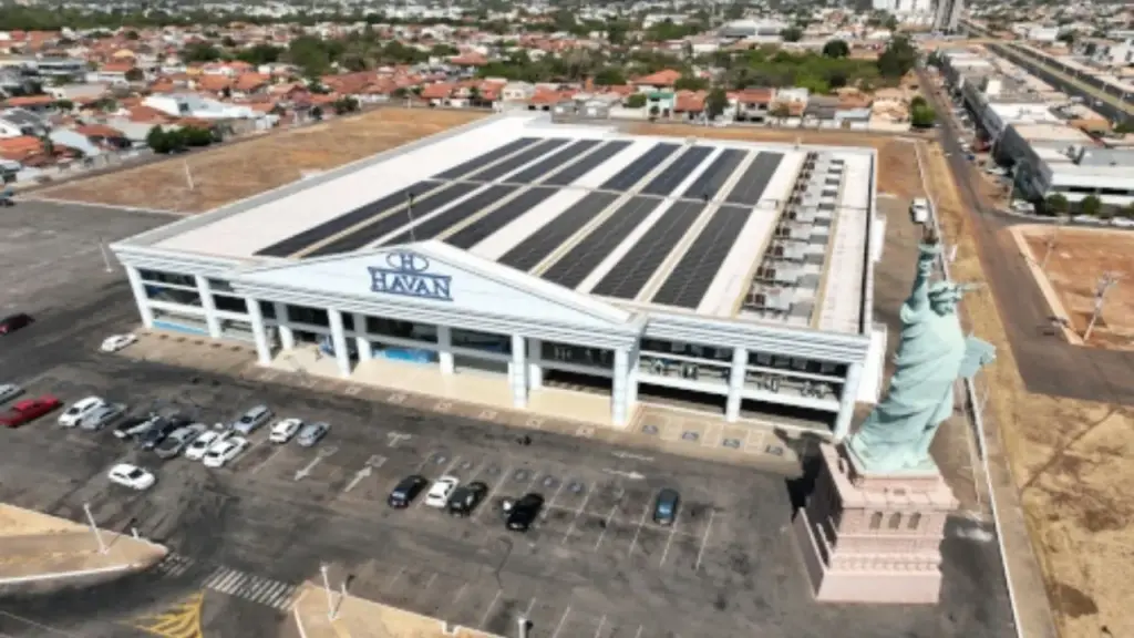 Em vez de construir uma usina distante, Luciano Hang instala 1.088 painéis solares sobre a megaloja Havan de Palmas, ocupa 2.811,8 m² do telhado e cria um sistema de 598,4 kWp capaz de gerar 865.977 kWh por ano sem devolver excedentes à rede de distribuição