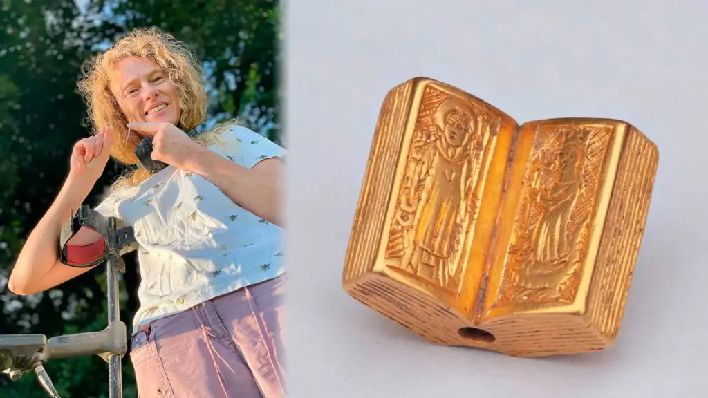 Enfermeira sai com detector esperando encontrar lacre de lata, recebe um sinal logo na primeira passagem e desenterra um minúsculo livro de ouro de 22 a 24 quilates com cerca de 600 anos e descobre que a peça do século XV pode ter pertencido a alguém ligado à família do rei Ricardo III