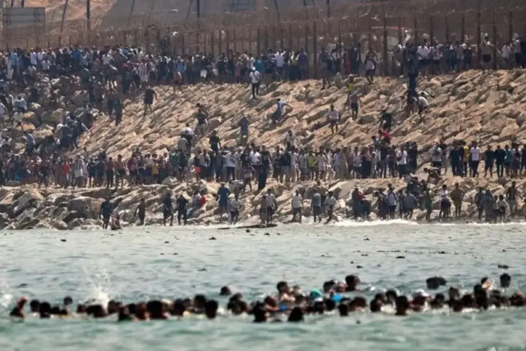 Espanha manda militares para a fronteira depois que mais de 40 mil pessoas atravessaram em um único dia, e o número mais brutal veio do mar, ao menos 19 morreram afogadas usando boias infláveis Espanha manda militares para a fronteira depois que mais de 40 mil pessoas atravessaram em um único dia, e o número mais brutal veio do mar, ao menos 19 morreram afogadas usando boias infláveis