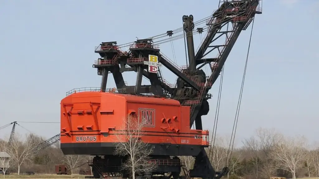 Estados Unidos construíram uma escavadeira elétrica de 49 metros e quase 5 mil toneladas, transportaram suas peças em 150 vagões ferroviários, instalaram braço de 46 metros e caçamba capaz de remover 150 toneladas por vez, mas aposentaram o gigante após apenas 11 anos e o deixaram no próprio local por ser grande demais para mover