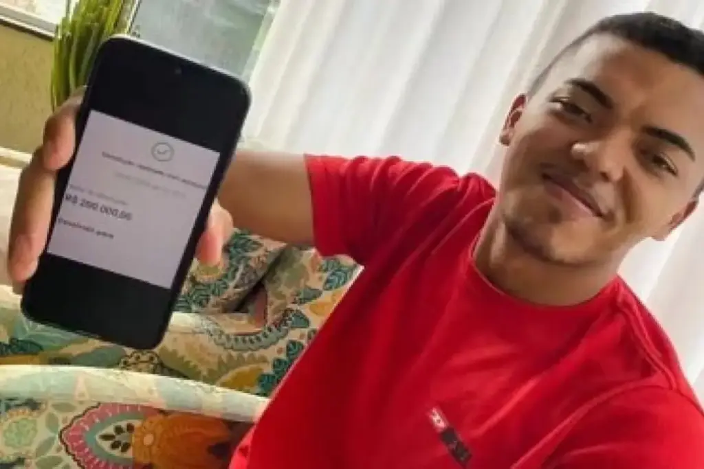 Estudante de 25 anos recebe Pix de R$ 200 mil após empresário errar apenas um número do telefone, descobre que banco bloqueou a conta pelo valor fora do padrão, consegue devolver todo o dinheiro e ainda recebe R$ 1 mil como agradecimento pela atitude