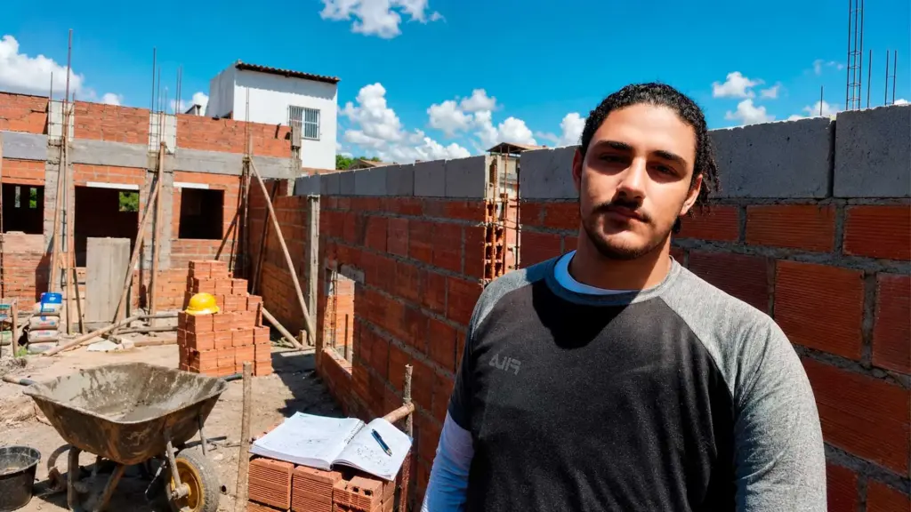Aos 18 anos, jovem que perdeu o pai em acidente de trabalho passa a fazer bicos como servente de pedreiro aos fins de semana para ajudar a mãe e os irmãos, chega em casa cansado, mantém a rotina de estudos em escola pública e conquista o 3º lugar em Medicina na UFS Aos 18 anos, jovem que perdeu o pai em acidente de trabalho passa a fazer bicos como servente de pedreiro aos fins de semana para ajudar a mãe e os irmãos, chega em casa cansado, mantém a rotina de estudos em escola pública e conquista o 3º lugar em Medicina na UFS