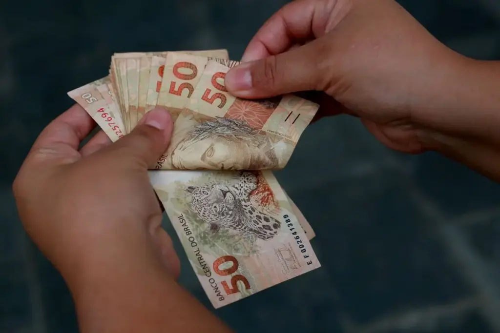 Estudantes brasileiros que se destacam podem transformar medalhas em bolsas de até R$ 700 por mês, entrar em programas de iniciação científica, disputar intercâmbio na China e seguir da escola pública à graduação com apoio financeiro para aprofundar os estudos em Matemática e pesquisa
