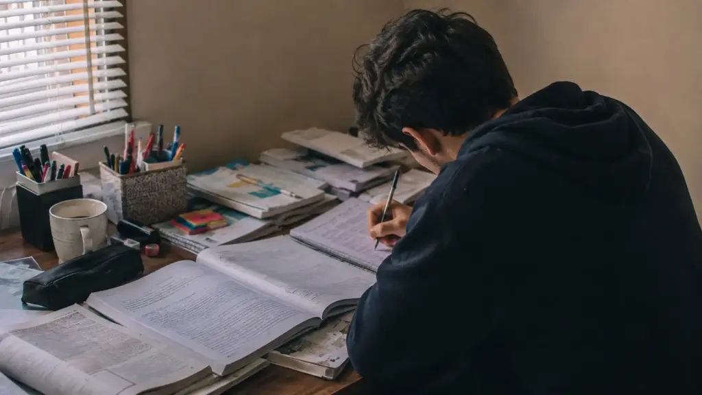 Aos 17 anos e recém-saído do ensino médio, estudante conquista o 1º lugar geral em três processos seletivos diferentes: Mateus lidera o PAS, o vestibular da UnB e o Enem-USP, repete um feito alcançado pela própria mãe nos anos 1990 e escolhe Engenharia Elétrica na USP