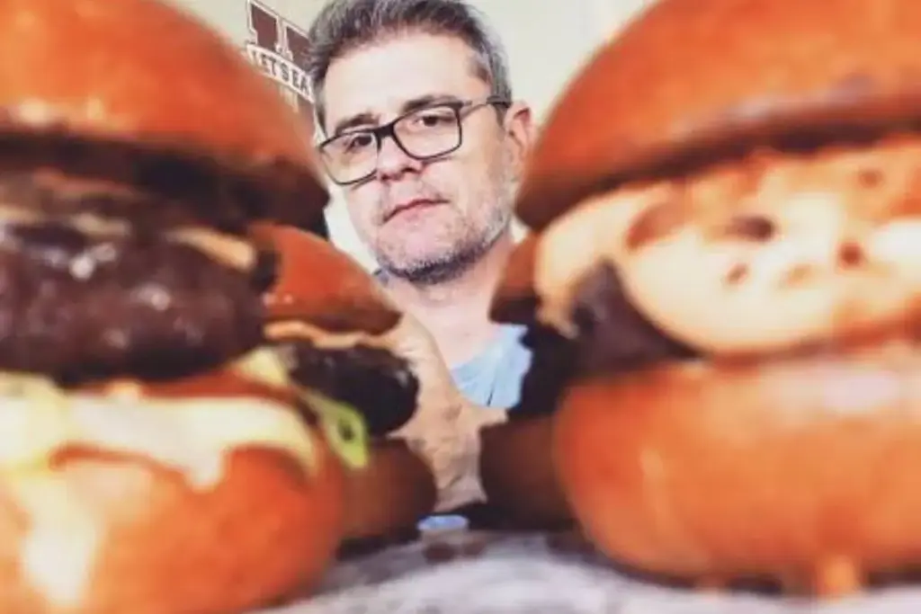 Ex-funcionário de um McDonald’s em Londres voltou ao interior de São Paulo, abriu a própria hamburgueria aplicando os processos que aprendeu na rede e montou uma franquia que faturava cerca de 8,4 milhões de reais por ano