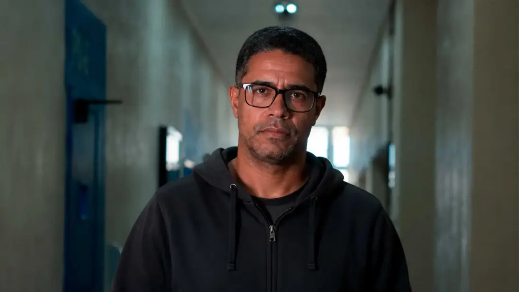Ex-vigilante chegava em casa à meia-noite, estudava até 2h da manhã e acordava às 4h30 para trabalhar, entrou em cursinho popular perto dos 40 anos, conquistou vaga em Arquivologia na Ufes, se formou, fez mestrado e doutorado e voltou anos depois à mesma universidade onde havia sido aluno, agora como professor efetivo Ex-vigilante chegava em casa à meia-noite, estudava até 2h da manhã e acordava às 4h30 para trabalhar, entrou em cursinho popular perto dos 40 anos, conquistou vaga em Arquivologia na Ufes, se formou, fez mestrado e doutorado e voltou anos depois à mesma universidade onde havia sido aluno, agora como professor efetivo