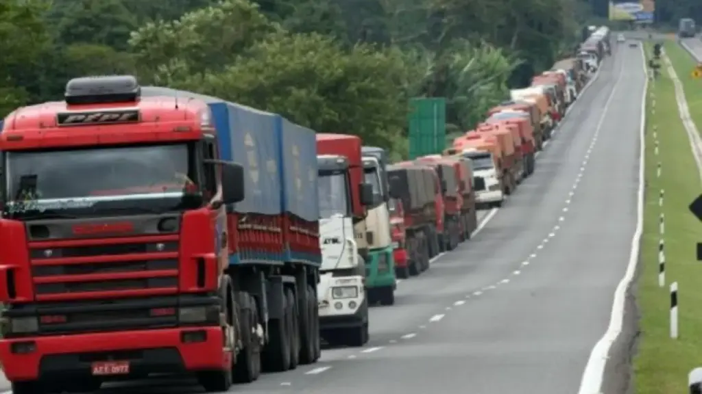 Faltam 250 mil caminhoneiros no Brasil, categoria envelheceu e perdeu quase 20% dos profissionais em dez anos, enquanto jornadas longe da família, insegurança e custos da habilitação afastam os jovens, criando um gargalo capaz de elevar o frete, atrasar alimentos e mercadorias e comprometer 65% do transporte nacional de cargas