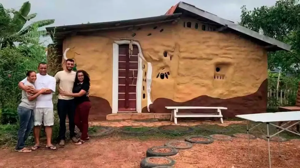 Adeus tijolos: em apenas 3 meses, família ergue “Casa de Cupim” de 70 m² com barro, pneus de caminhão, latas, garrafas, bambu e madeira de demolição em Mato Grosso e consegue deixar o imóvel até 10°C mais fresco que o lado de fora, com técnicas de bioconstrução e materiais reaproveitados