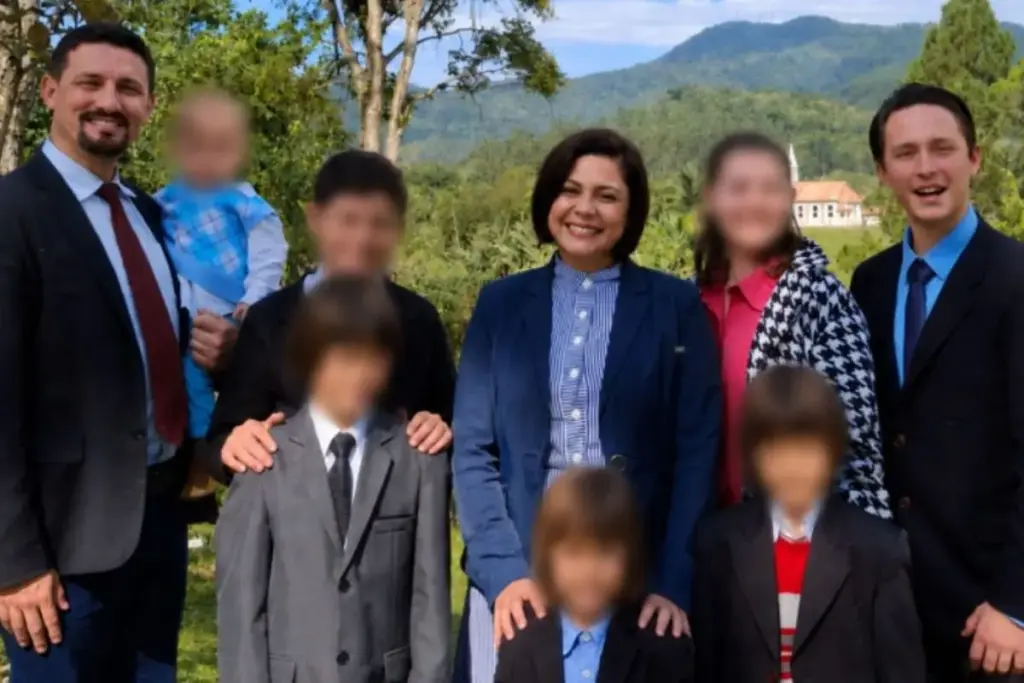 Depois de 13 anos, Família de Blumenau que educa os filhos em casa recebe ordem para matricular crianças, encara multa de R$ 65 mil e expõe choque entre idiomas, duas faculdades e a lei federal que nunca saiu do papel