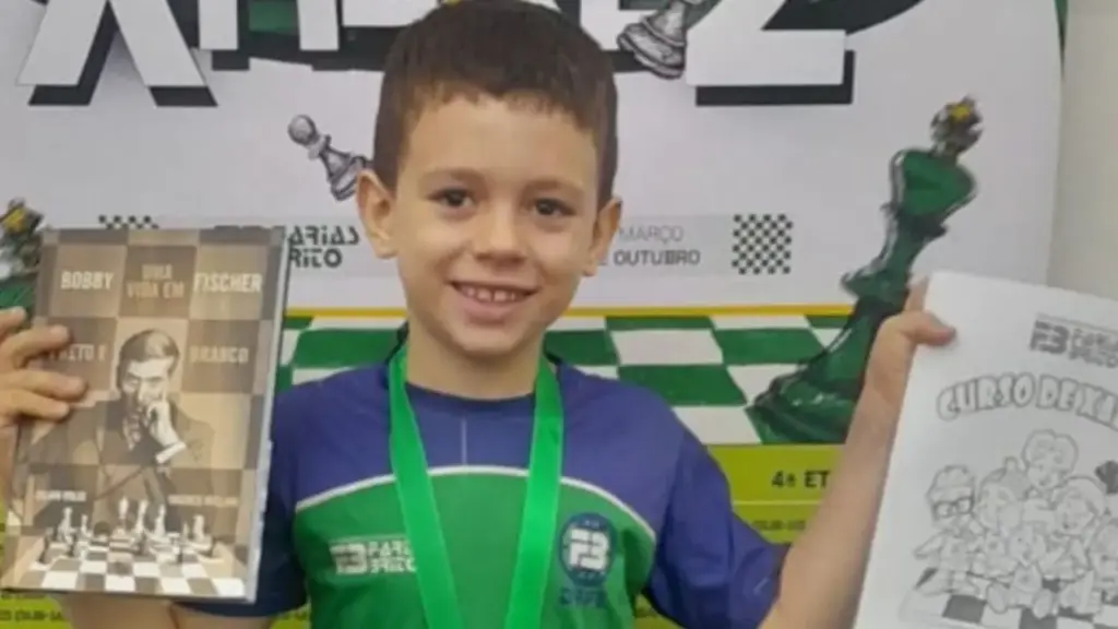 Família deixa Santos e se muda para o Ceará em busca de uma escola que acompanhasse menino com QI de 141, ele passa por duas seletivas e, aos 7 anos, transforma a decisão dos pais em duas medalhas de bronze conquistadas em uma olimpíada mundial de matemática em Singapura