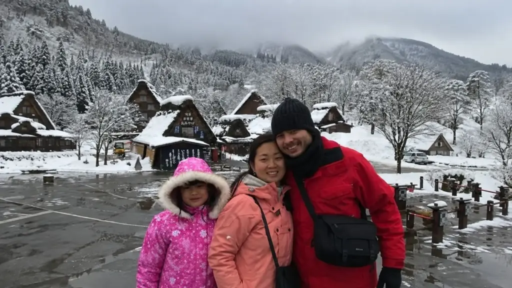 Família deixa São Paulo pela segurança e educação da filha, troca escola de R$ 3 mil no Brasil por uma de cerca de R$ 400 no Japão e passa a trabalhar em fábricas da Toyota, enquanto filha de 7 anos aprende japonês em um ano e caminha sozinha até a escola