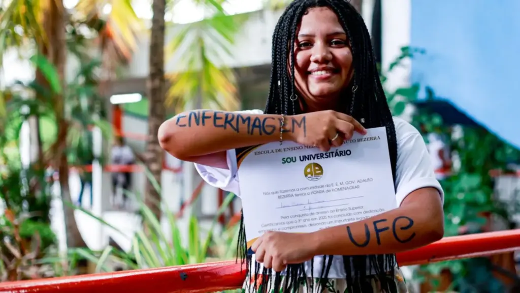 Filha de agricultores e caçula de oito irmãos da zona rural, uma jovem de 18 anos passou em Enfermagem numa universidade federal sem fazer cursinho, seguindo o caminho dos irmãos mais velhos que também entraram em universidades públicas Filha de agricultores e caçula de oito irmãos da zona rural, uma jovem de 18 anos passou em Enfermagem numa universidade federal sem fazer cursinho, seguindo o caminho dos irmãos mais velhos que também entraram em universidades públicas