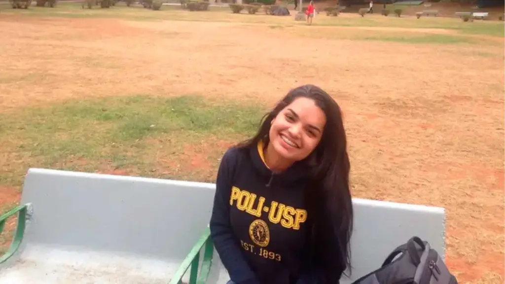 Aos 10 anos, filha de pedreiro acompanhava o pai nos canteiros de obras e decidiu que um dia seria engenheira; depois de estudar a vida inteira em escola pública, conquistou uma vaga em Engenharia Civil na Poli-USP aos 18 anos e fez o pai parar o carro e chorar ao receber a notícia da aprovação