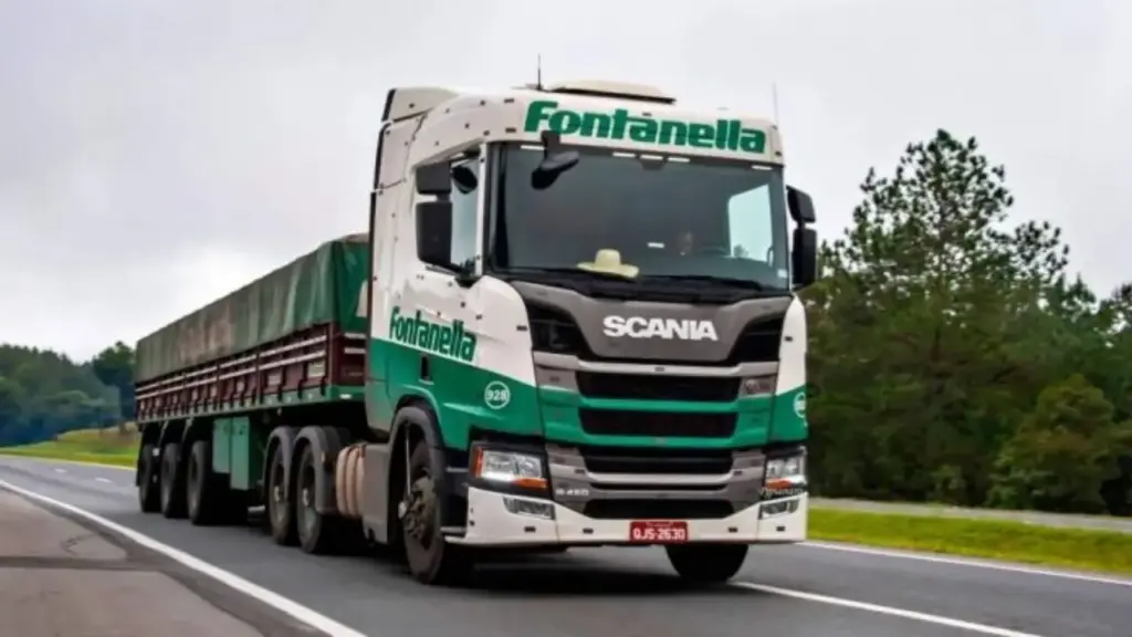 Fontanella Transportes completa 35 anos com mais de mil rodotrens em operação, presença em 20 estados brasileiros e cerca de 1,6 mil profissionais, consolidando uma estrutura nacional que começou no Sul de Santa Catarina e hoje movimenta cargas por diferentes regiões do país