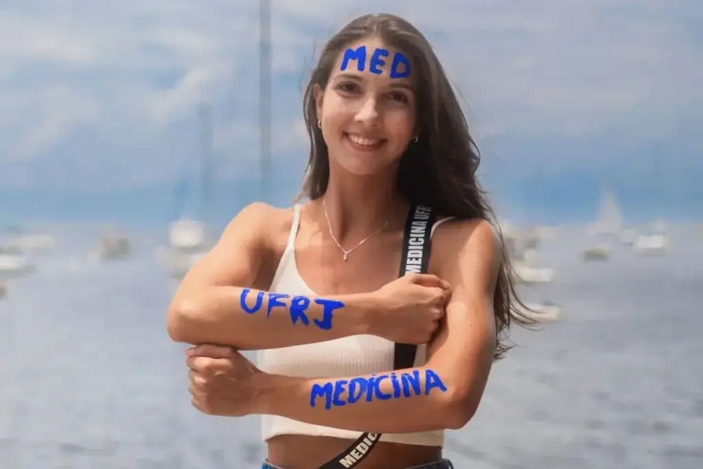 Formada em duas faculdades, ela largou a carreira aos 23 anos e no Enem tirou nota que a aprovaria em 86 das 88 faculdades públicas de Medicina que ofereceram vaga no Sisu; Maria Clara acertou 165 das 180 questões, fez 960 na redação e entrou na UFRJ