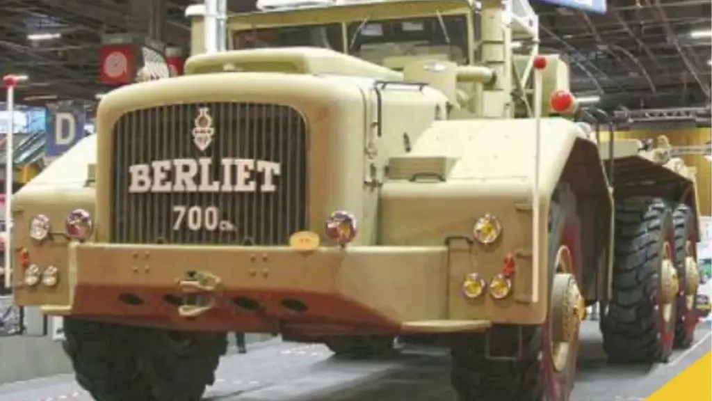 França levou apenas 9 meses para construir um caminhão de 15 metros e 50 toneladas, instalou pneus de 2,38 metros e motor V12 de 700 cv e enviou o gigante ao Saara, onde ele transportou sozinho uma plataforma de petróleo por 130 km em 2 dias e substituiu o trabalho de 5 caminhões