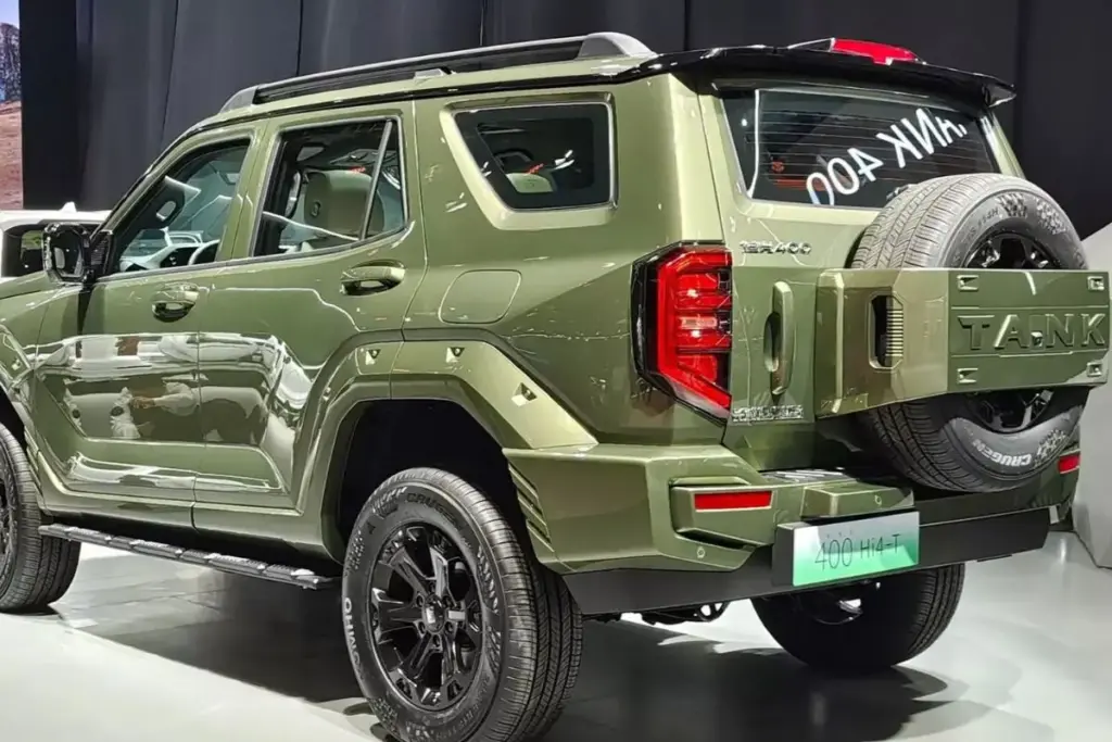 GWM anuncia Tank 400 no Brasil para enfrentar Toyota SW4, SUV híbrido plug-in de sete lugares tem 4,98 metros, é 19 cm mais comprido que o rival e aposta em acabamento luxuoso, multimídia de 16,3 polegadas e painel digital de 12,3 polegadas